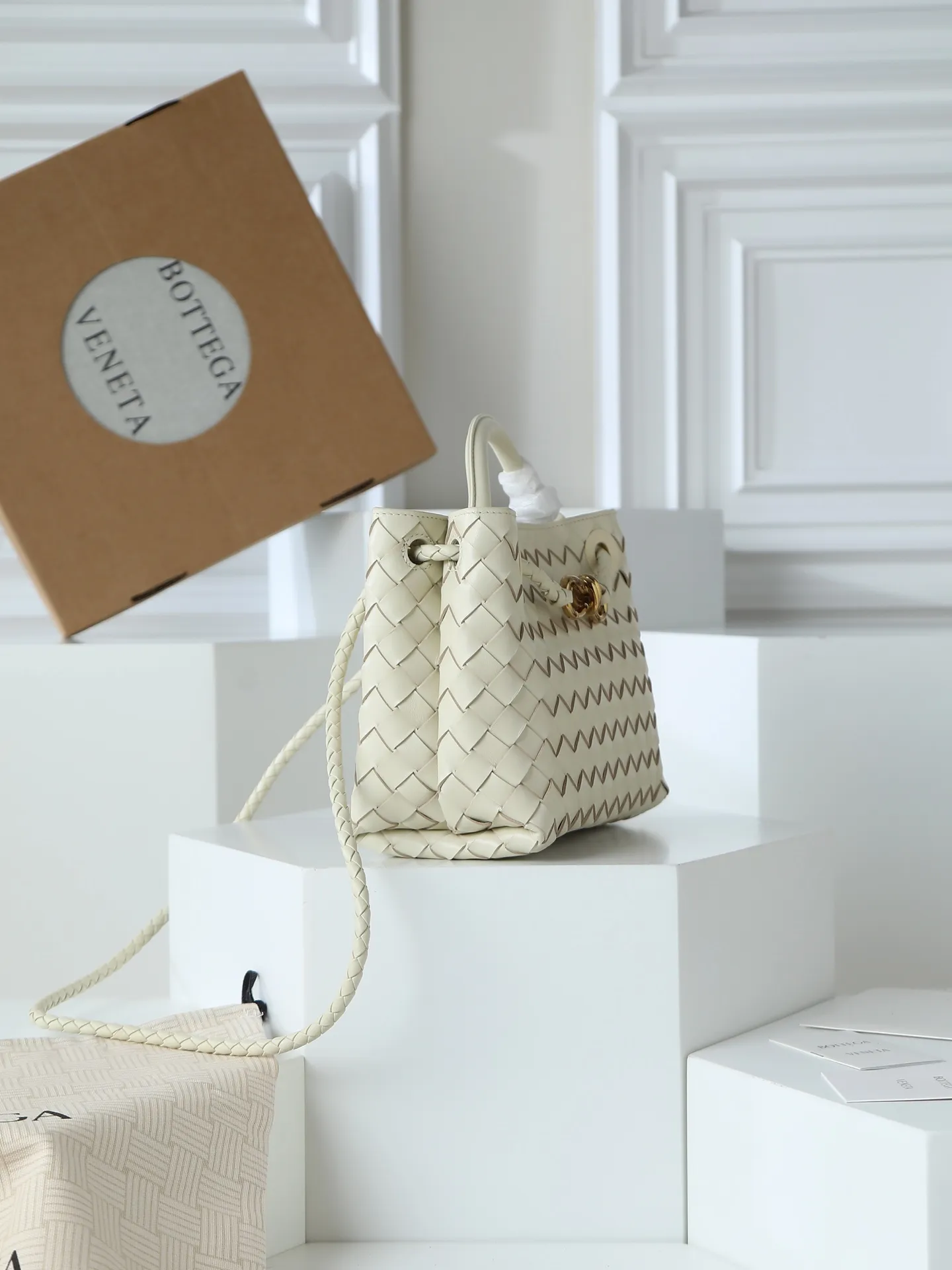 1300. Andiamo is shipping‼ ️Really popular🔥The new Andiamo woven handbag launched by Bottega Veneta this season is really popular all over the world! ! Celebrities at home and abroad have worn it, and Oscar-winning actress Michelle Yeoh has taken it out on the street. Song Jia, Trai Yala, Yu Feihong, Sanji Ayaka, Rosie Hunting-Whiteley, Yoshioka Riho, etc. have all worn this bag. It is classic and versatile and shows off your temperament, and the bag capacity is also large, which is very convenient for daily commuting! ! A variety of carrying methods, the shoulder straps can be adjusted by yourself, the original lambskin feels soft and delicate, and the unisex style breaks the gender boundaries and brings a more practical and long-lasting use experience. Andiamo, which has both elegant and casual styles, perfectly interprets the true appearance of "fashionable old money style". Style number: 766014 Size: 25*22*10.5cm